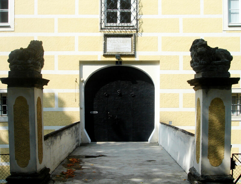Gedenktafel über dem Eingang von Schloss Ochsenburg 2021