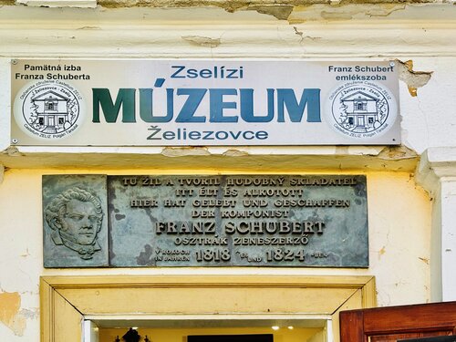 Schubert-Gedenktafel an der Fassade des Eulenhauses 2024